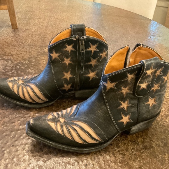 Old Gringo Shoes - Old Gringo United Black and Tan Star Cutout Ankle Boots